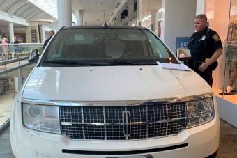 Autóval ment a plázába – egészen a második emeletre