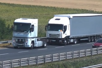 A vontatás elképesztő szintjét mutatta be két kamionos az M7-esen