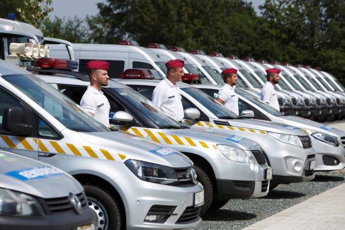 Közel 100 millióért vennének gumikat készenléti rendőrautókra