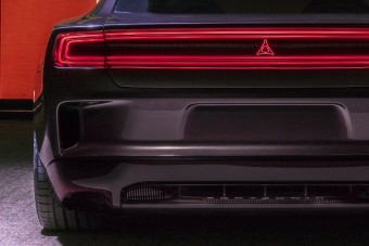 Kipufogót kap a Dodge villanymotoros izomautója