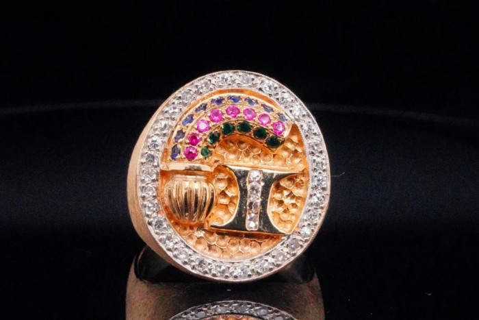 Ilyen ékszerekkel halmozta el Elvis Presley a menedzserét