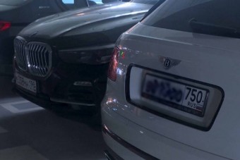 Hegyekben állnak az orosz luxusautók Helsinki repterén