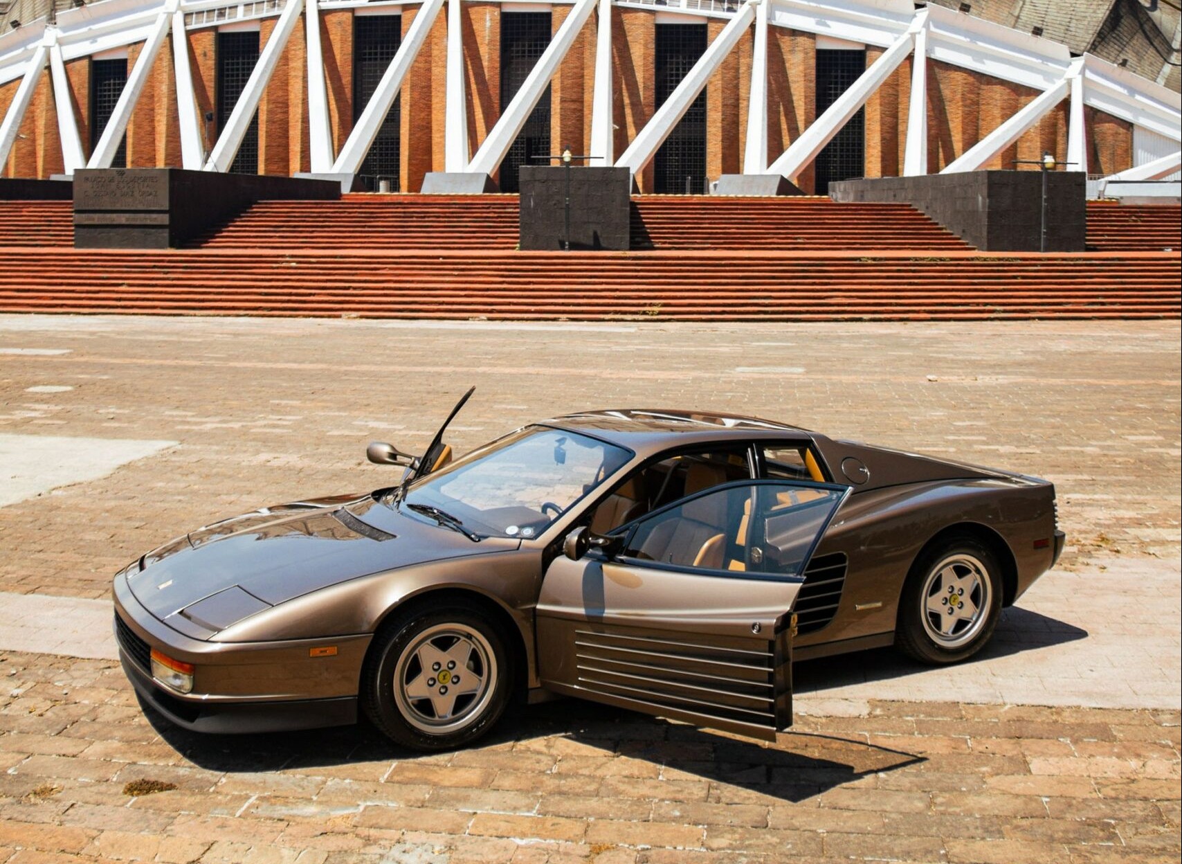 Nincs ennél elegánsabb Ferrari a 80-as évekből 1 | Vezess Nincs ennél elegánsabb Ferrari a 80-as évekből 1