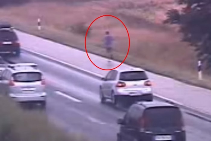 Kitették az autóból, futni kezdett az M1-esen