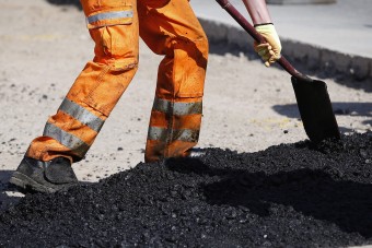 Meglepő anyagból készítenek aszfaltot