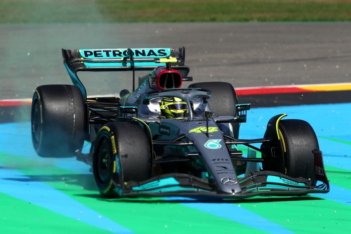 F1: Elővették Hamiltont az ütközés után