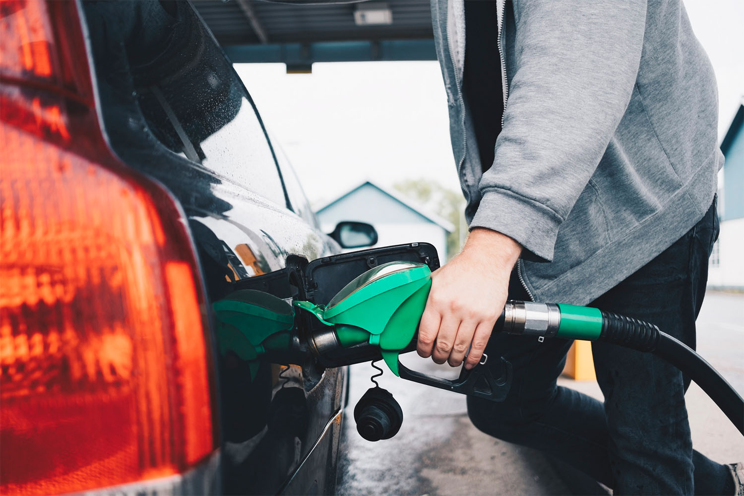 Nagyobb árcsökkenés jön a hazai benzinkutakon