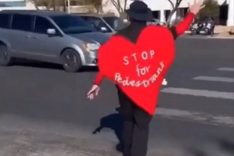 Rossz ötlet volt jelmezzel elterelni az autósok figyelmét a zebránál