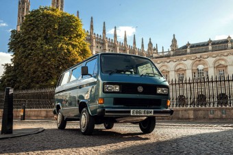 Ezzel az autóval járt a kozmológiai zseni