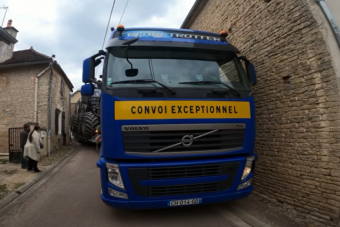 Eszement szűk helyen fordult el óriási rakományával a kamionos