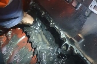 Az olajsár pokla tárult fel egy motorban, de a lényeg a kesztyű kérdése