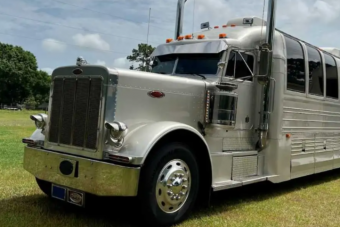 Csőrös kamionba gyúrták bele az amerikai életérzés legjavát