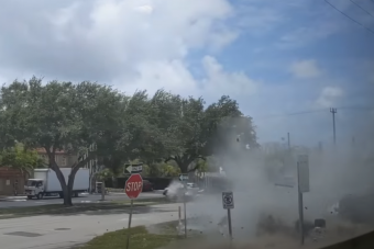 Ritka felvétel: ezt látja a vonat utasa, amikor autót sodor el a mozdony