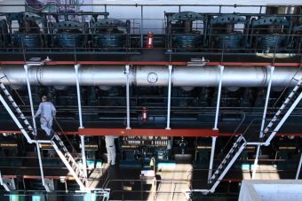 Látni kell, ahogy beindul a dízelmotorok gigantikus, 22 500 lóerős istene