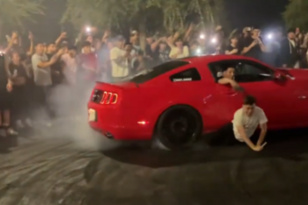Letépte egy driftelő Mustang a nadrágját, de nem ez a legszörnyűbb ebben a videóban