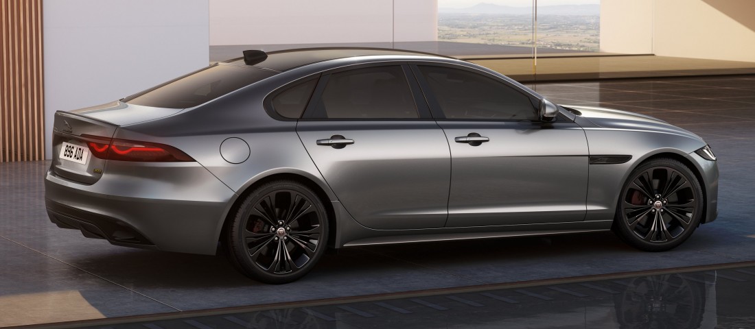 Sötétebbek, mégis okosabbak lesznek a Jaguar személyautói