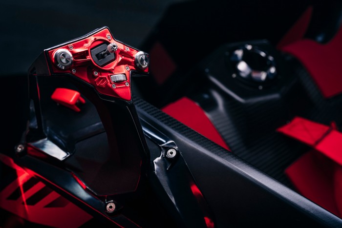 250-nel repül a francia szuperhős sugárhajtású trónja 1