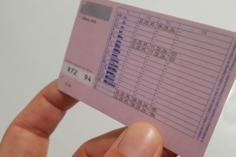 A testvérét küldte KRESZ-vizsgázni maga helyett, az összes korábbi jogsiját elvették