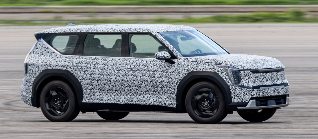 Célegyenesben a Kia új nagy szabadidőjárműve