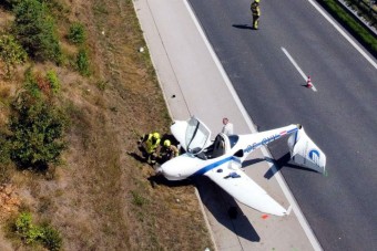Újabb kisrepülő landolt autópályán