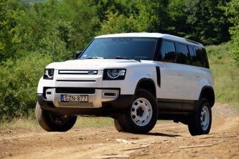 Drága céges autó – melós terepjáró 26 millióért