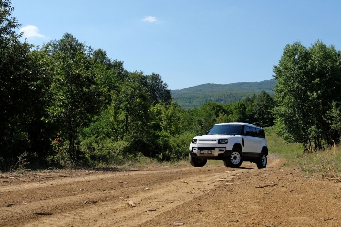 Drága céges autó – melós terepjáró 26 millióért 13