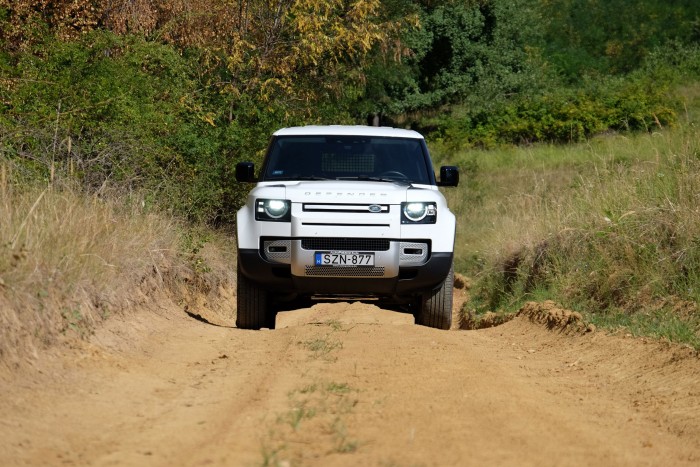 Drága céges autó – melós terepjáró 26 millióért 15