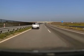 Mintha kényszerítették volna, úgy csapatott a forgalommal szemben a Matizzal
