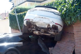 Drága rejtély: parkoló autó alá csúszott a másik Porsche