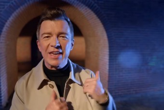 Újraforgatták a legnagyobb mémvideóklipet 35 év után