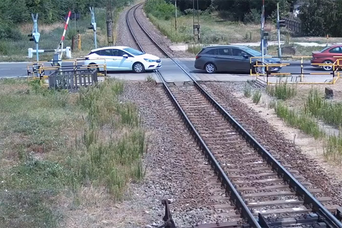 Letörte a sorompót a síneken ragadt autós Simontornyán