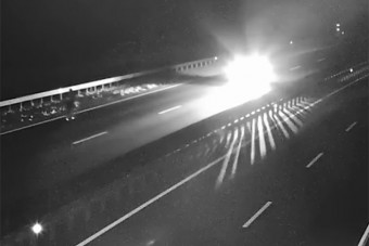 Sötétben, világítás nélkül biciklizett valaki az M4-esen