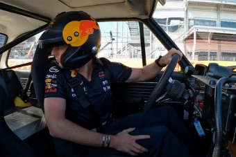 F1: Verstappen akkor is nyer, ha tolatva kell menni