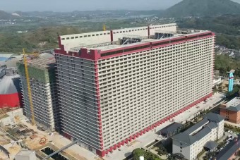 Disznóknak épült ez a 26 emeletes hotel