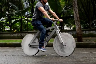 Betonból készült, egy mázsánál is nehezebb ez a bicikli