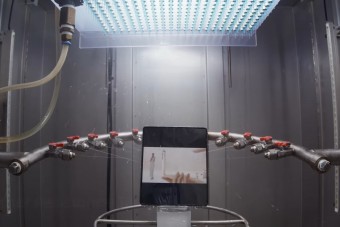 Jó nézni, ahogy robotok nyúzzák a Samsung csúcsmobilját