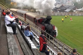 Ezen a focipályán meccs közben is jöhet a gőzös