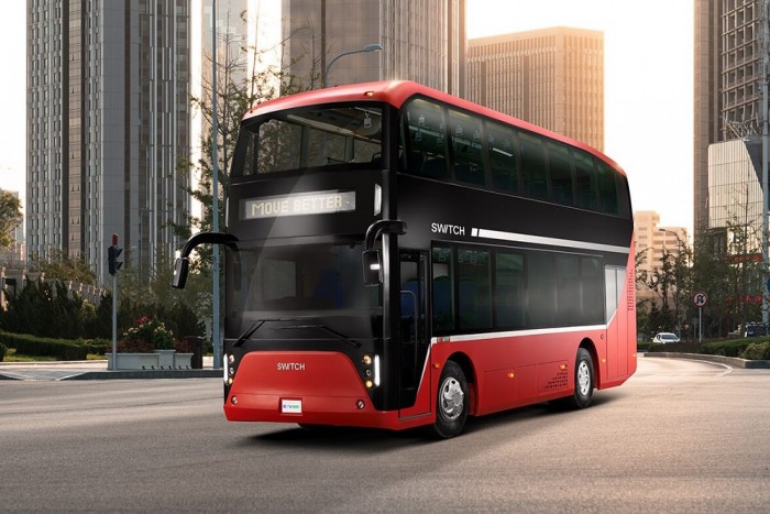 Legendás elődök nyomdokaiba lép ez az emeletes busz