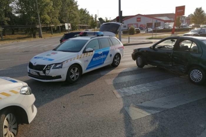 Menekült a rendőrök elől, egy másik rendőrautónak csattant