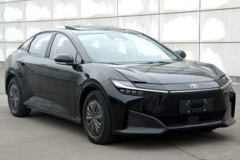 Gyári képeken a Toyota következő villanyautója