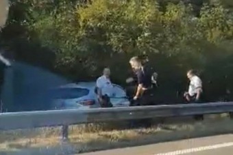 Elájult a sofőr, eszméletlenül vezetett 25 kilométert az autópályán