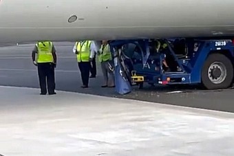 Bizarr baleset: maga alá gyűrte a vontatót a repülő 