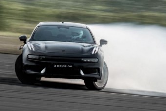 Ilyen gyorsan nem driftelt még villanyautó