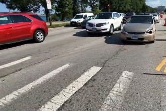 Abszurd: Zöld lámpával „küzdenek” a gyalogosgázolás ellen