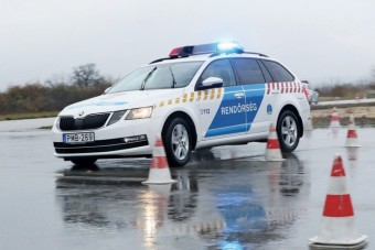 Kismamával száguldottak a ’miklósi rendőrök