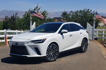 Egy hibrid SUV, amit jó vezetni – Itt az új Lexus RX