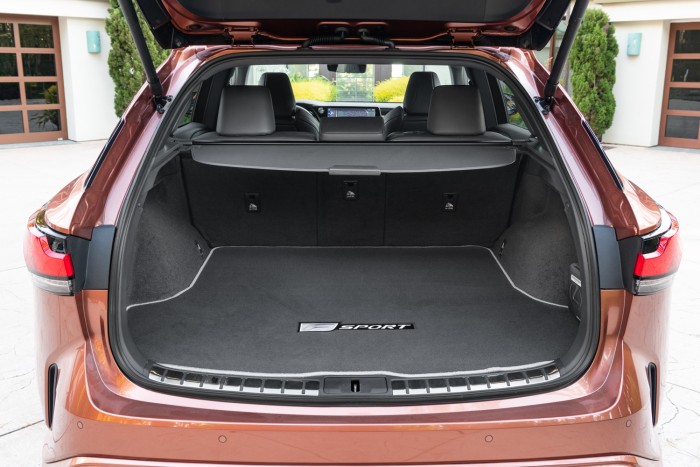 Egy hibrid SUV, amit jó vezetni – Itt az új Lexus RX 11 | Vezess Egy hibrid SUV, amit jó vezetni – Itt az új Lexus RX 11