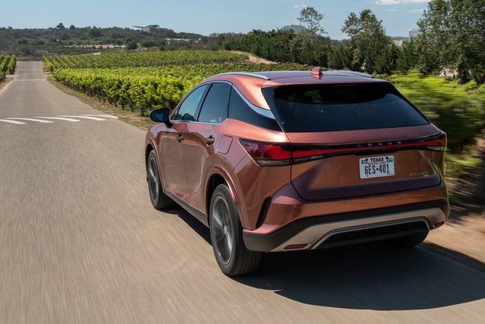 Egy hibrid SUV, amit jó vezetni – Itt az új Lexus RX 18 | Vezess Egy hibrid SUV, amit jó vezetni – Itt az új Lexus RX 18