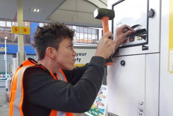 Aktivisták verik szét a benzinkutakat Angliában