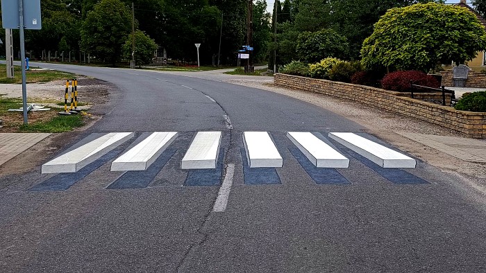 Így készült Sajóörös különleges, lebegő zebrája 4